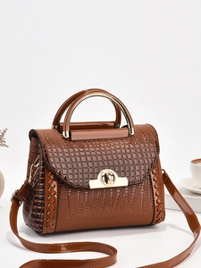 Sac à main marron effet crocodile pour femme avec fermoir doré et bandoulière amovible en vue 45°