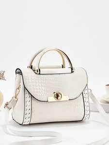Sac à main blanc élégant à motif crocodile avec fermoir doré et bandoulière amovible
