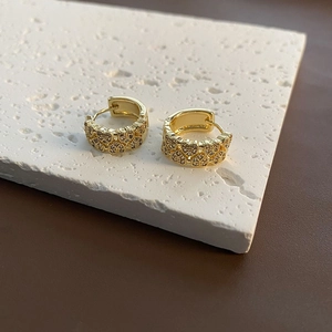 Boucles d'oreilles huggie dorées avec motifs cœurs à double rangée et zircons blancs