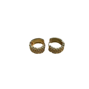 Créoles dorées minimalistes avec pavé de zircons blancs pour un look luxueux