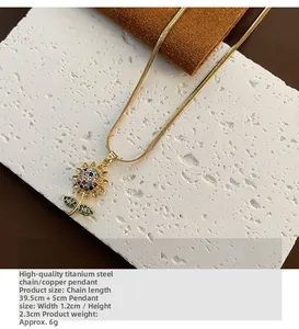 Dettaglio del ciondolo a girasole con zirconi colorati su catena in acciaio titanio