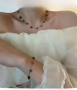 Détail du collier et bracelet en titane minimaliste avec pierres naturelles colorées