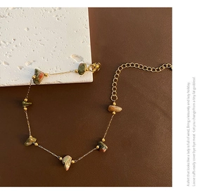 Détail de la chaîne réglable en acier titane doré avec pendentif en pierre naturelle