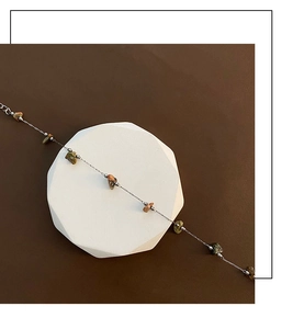 Détail d'un bracelet vintage en argent avec des pierres naturelles rouges et vertes