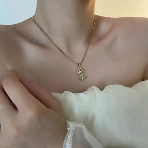 Elegante collana con ciondolo a girasole e zirconi colorati su catena a serpente oro