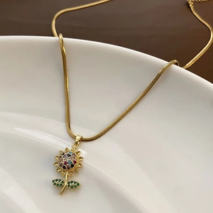 Collana a girasole dorata con zirconi multicolori e una raffinata catena a serpente