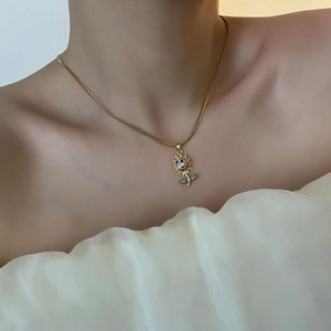 Elegante collana con ciondolo a girasole e zirconi colorati su catena a serpente dorata