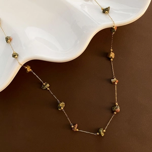 Collier élégant en acier titane doré avec pendentif en pierre naturelle sur céramique