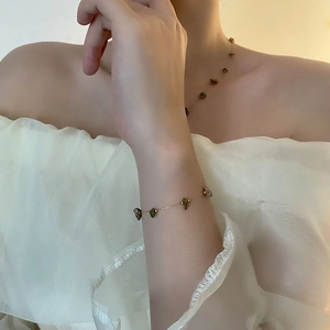 Collier élégant en titane doré avec pendentif en pierre naturelle verte irrégulière