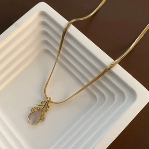 Élégant Collier Chaîne Serpent en Acier Titane Plaqué Or avec Pendentif Feuille de Cuivre et Nacre Blanche pour Femme Bijoux de Mode