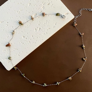 Collier élégant en acier titane argenté orné de pierres naturelles de granit vert irrégulières