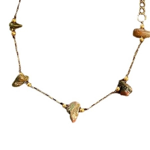 Collier en titane doré avec cinq pierres naturelles irrégulières et petites perles