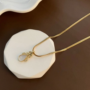 Élégant collier chaîne serpent dorée avec pendentif goutte d'eau et zircons