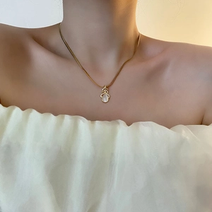Collier élégant pour femme avec pendentif feuille, pierre en goutte d'eau et chaîne serpent dorée