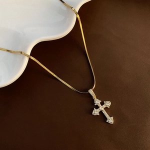 Collier Pendentif Croix Avec Chaîne En Acier Titane Et Charme En Cuivre Incrusté De Zircon Pour Femmes Bijoux De Luxe