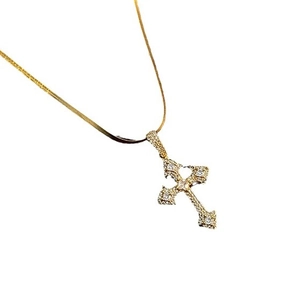 Élégant collier croix dorée avec cristaux de zircon brillants sur une chaîne plate