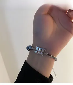 Bracelet gothique argenté avec un grand pendentif lettre B et des perles bleu foncé