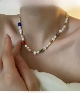 Detailaufnahme der Barockperlenkette mit bunten Blumenanhängern an einem weiblichen Model