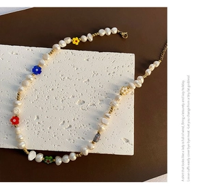 Details einer Barockperlenkette mit bunten Glasblumenanhängern und Goldverschluss