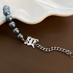 Bracelet en acier titane avec perles gris foncé et pendentif lettre B de style gothique