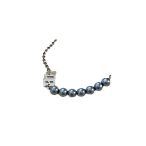 Bracelet minimaliste en acier titane avec perles gris-bleu et pendentif argenté lettre B