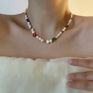 Bunte Glasblumen und Süßwasserperlen-Halskette für Damen mit goldenen Akzenten