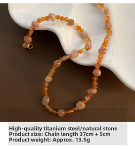 Dettaglio della collana in quarzo fragola con lunghezza 37cm e chiusura in titanio