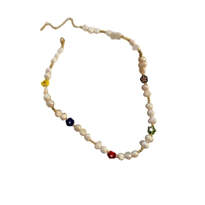 Bunte Blumenperlen und Süßwasserperlen-Halskette mit verstellbarem Goldverschluss