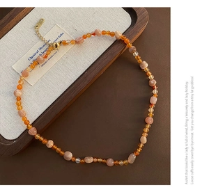 Dettaglio della collana di perline in quarzo fragola con chiusura a moschettone in oro 18KGP