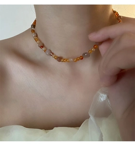 Dettaglio della collana fatta a mano in quarzo fragola con caldi toni di pietra naturale