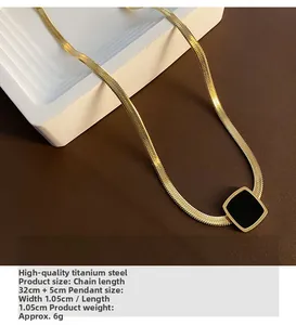Détail du collier chaîne serpent dorée en acier titane avec pendentif carré noir