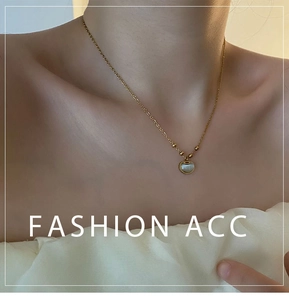 Gros plan d'un collier pendentif cœur doré avec pierre œil-de-chat sur le cou