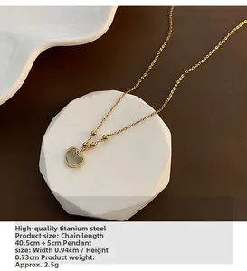Détail d'un collier en acier titane doré avec pendentif cœur en œil de chat et mesures