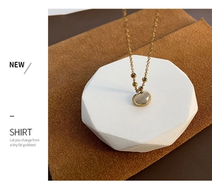 Détail du collier pendentif serrure Ruyi avec pierre de lune sur socle géométrique