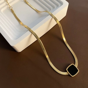 Collier En Acier Au Titane Femme Rétro Français Chaîne Serpent Dorée Pendentif Carré Noir Bijoux Minimalistes