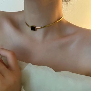 Collier élégant en maille serpent dorée avec pendentif carré noir pour un look minimaliste