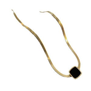 Collier élégant en maille serpent dorée avec pendentif carré noir bijou minimaliste