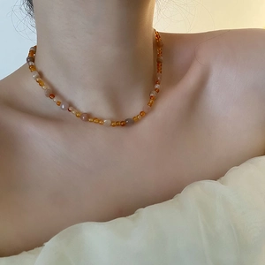 Collana artigianale di perle in quarzo fragola con toni caldi vintage da donna