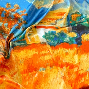 Foulard soyeux avec imprimé impressionniste, texture élégante en soie et champs dorés