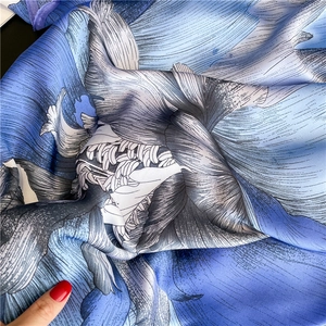 Gros plan macro d'un foulard en soie fleurie avec texture sergée et dégradé violet