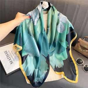 Carré de soie floral bleu lac 110cm avec bords jaunes stylisé en châle élégant et chic