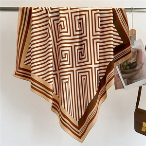 Details des gestreiften Seiden-Viereckschals mit Premium-Fall und geometrischer Textur
