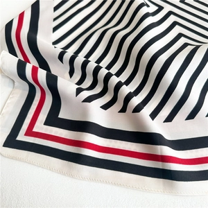 Eleganter 90cm gestreifter Seidenschal mit schwarz-weiß-rotem geometrischem Diagonal-Twill