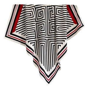 Klassisches Seidenquadrat mit geometrischem Mäander-Muster und rotem Rand für Damen