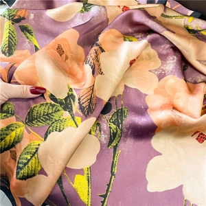 Eleganter 90cm lila Seidenschal mit orangem Blumenmuster und glatter Satin-Textur