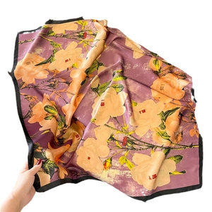 Fliedergelbes Seidensatin-Viereckstuch mit Blumenmuster und schwarzer Kante