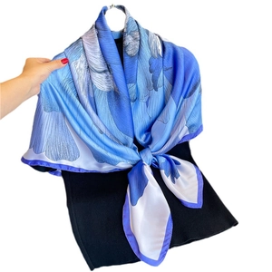 Foulard en soie bleu avec motifs de grandes fleurs et bordures violettes élégantes