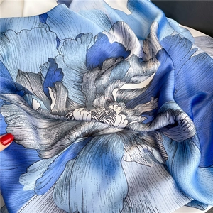 Sciarpa in seta blu con stampa floreale a tulipano e finitura satinata lucida
