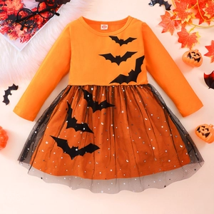 Detail von Halloween-Mädchenkleid mit Paillettensternen, Monden und Fledermaus-Tüllrock