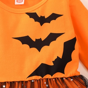 Detail eines orangefarbenen Halloween-Kleids mit Fledermaus-Prints und Tüllrock